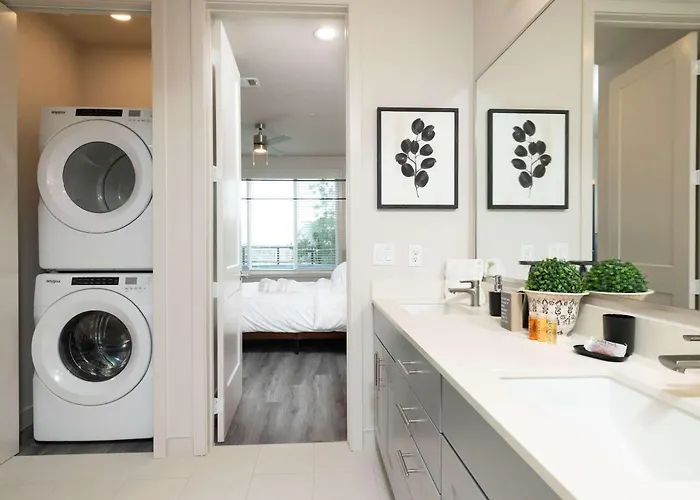 Trinity River - Modern - King Bed Apartamento