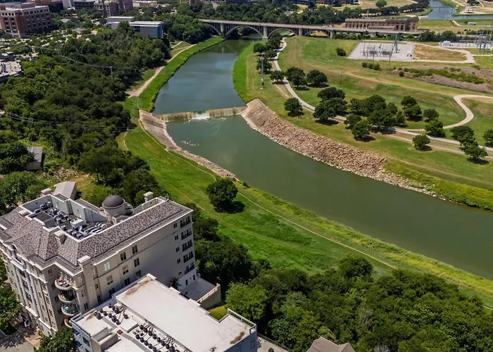Trinity River - Modern - King Bed Apartamento